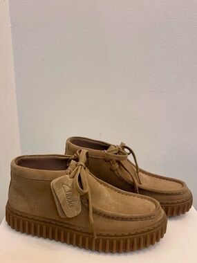 Clark’s Suede Casual Chukka Shoes in Tan Contour Cushion